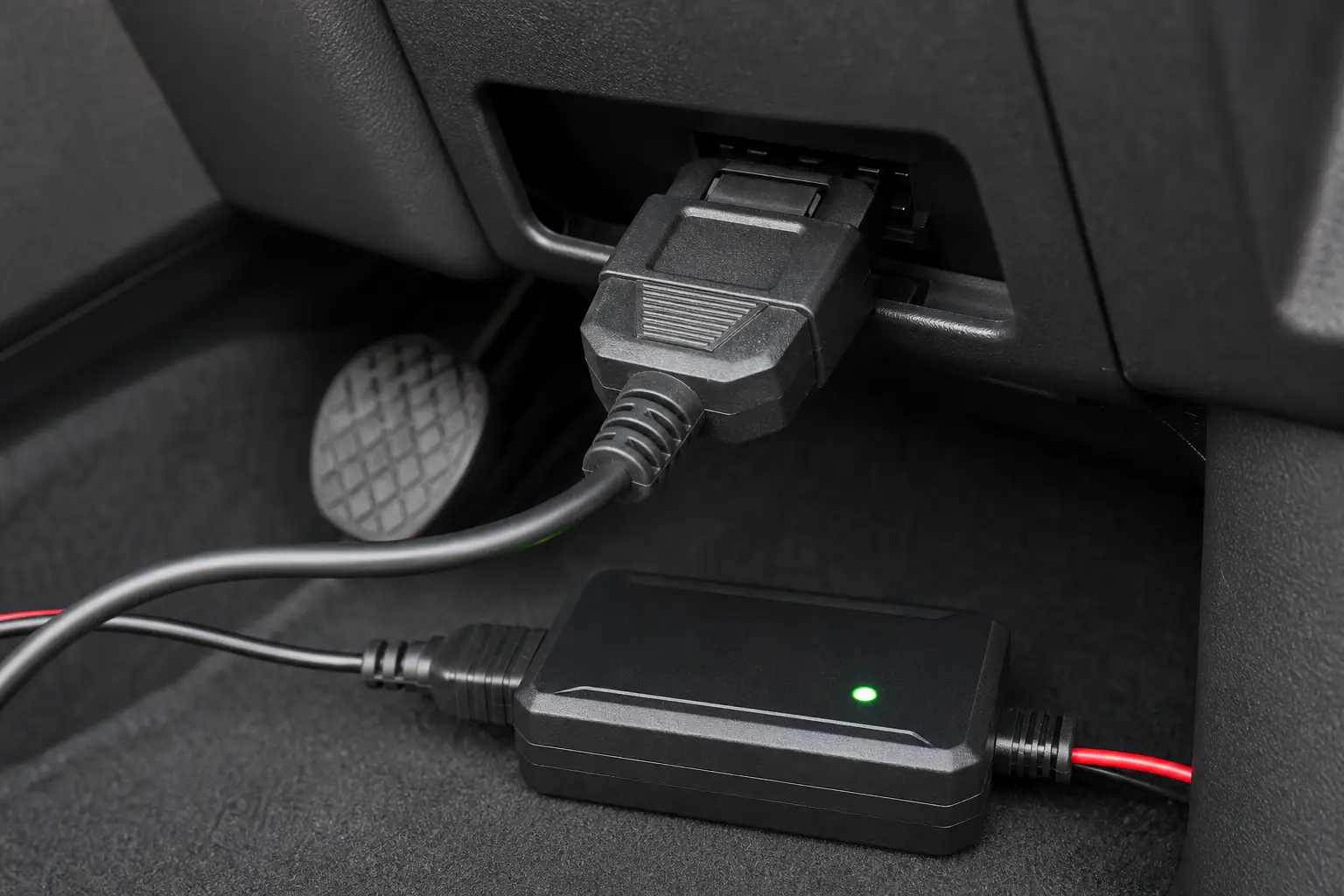 Устройство memory saver, подключенное к OBD-II разъему